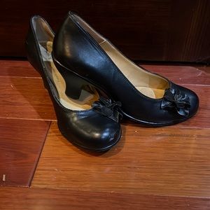 Comfortable leather heels with leather flower